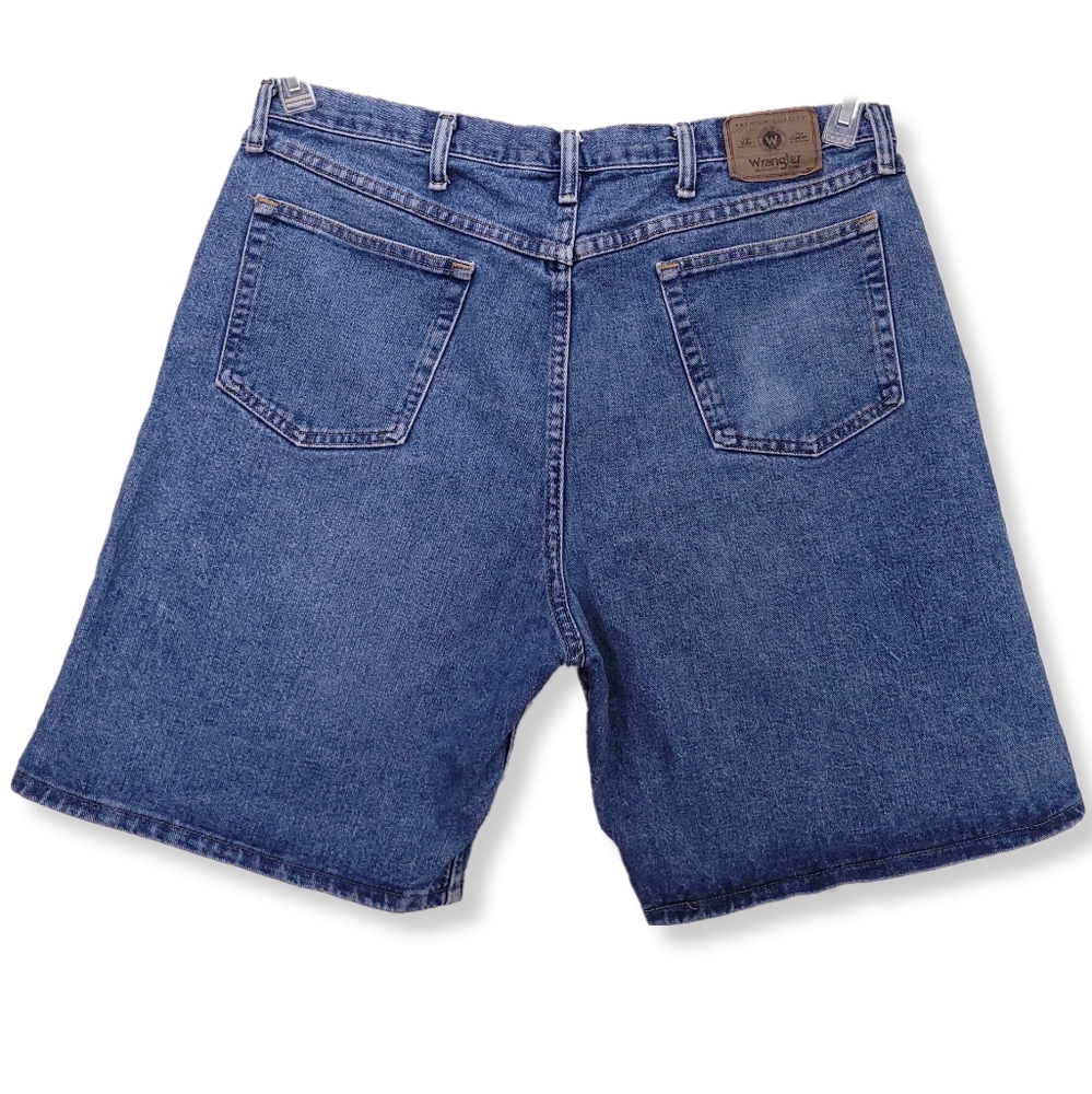 Wrangler Mens 40 Jean Shorts Medium Wash Blue Relaxed Fit Flat Front Denim